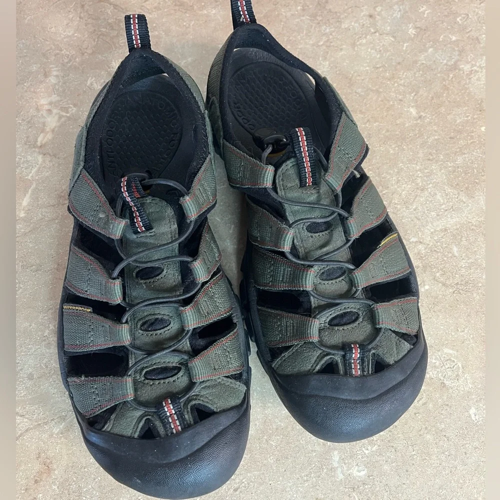 Keen Men's Closed-Toe Sport Sandals in Olive Green and Black